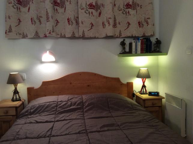 chambre avec un grand lit